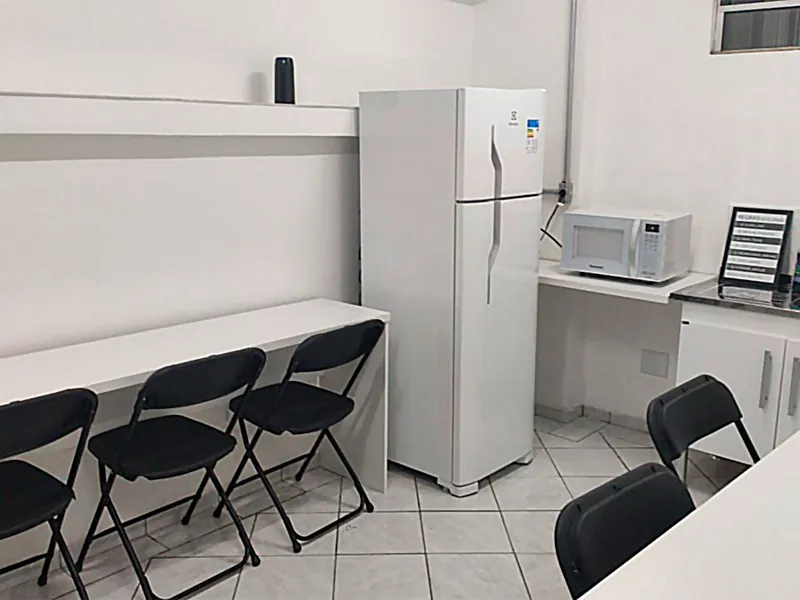 Copa compartilhada com geladeira, micro-ondas, bancada e cadeiras